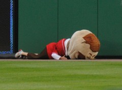 Abe Lincoln pushes Teddy Roosevelt to the Ground - Washington Nationals presidents race