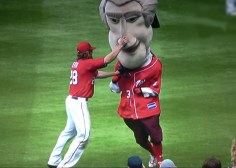 Jayson Werth interferes with the Nationals presidents race