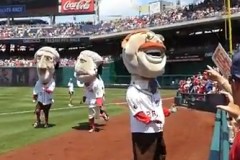 Racing president Teddy Roosevelt distracted by Mets Apple Pie