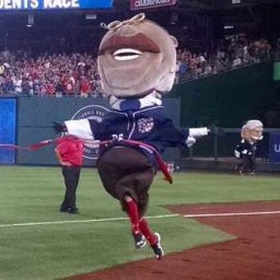 Video: Fans watch Teddy Roosevelt and the Nats racing presidents whip, watch them nae nae