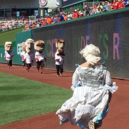 Martha Washington knocks out five racing presidents with her purse